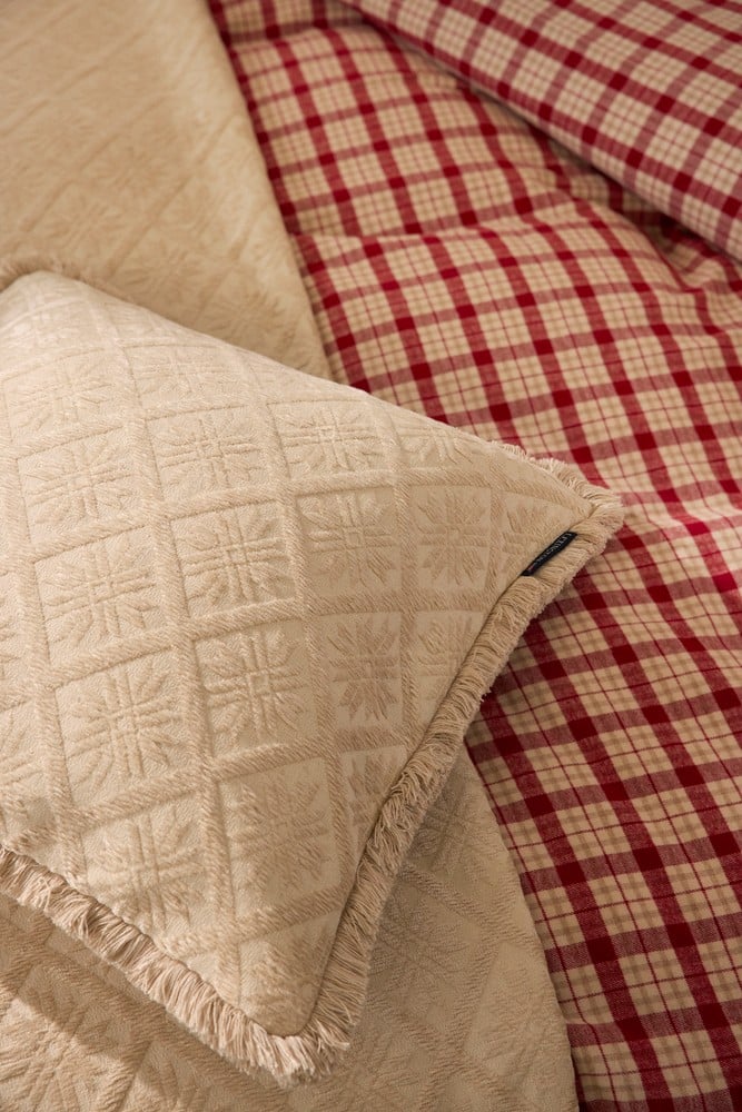 VI 20141_c54147aee9-lexington_christmas_bed_red_closeup_024.jpg
