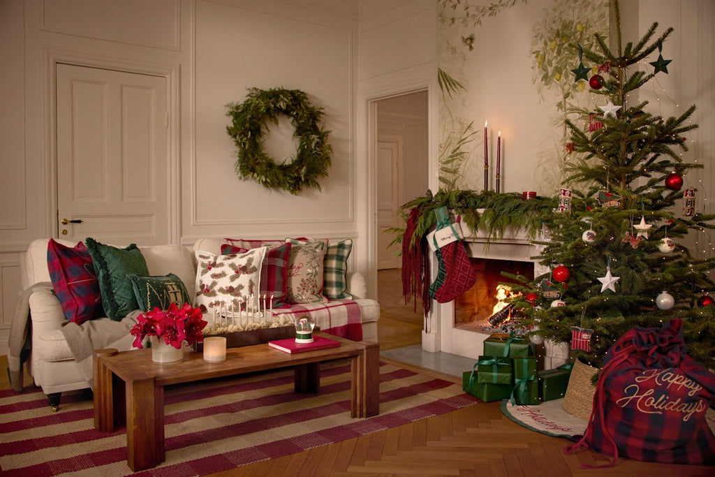 VI 20145_6905543f50-lexington_christmas_livingroom_sofa_liggande_045.jpg