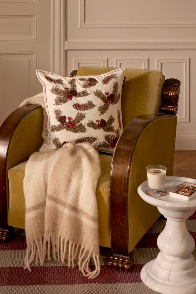 VI 20145_db4f6bc159-lexington_christmas_livingroom_sofa_plaed_011.jpg