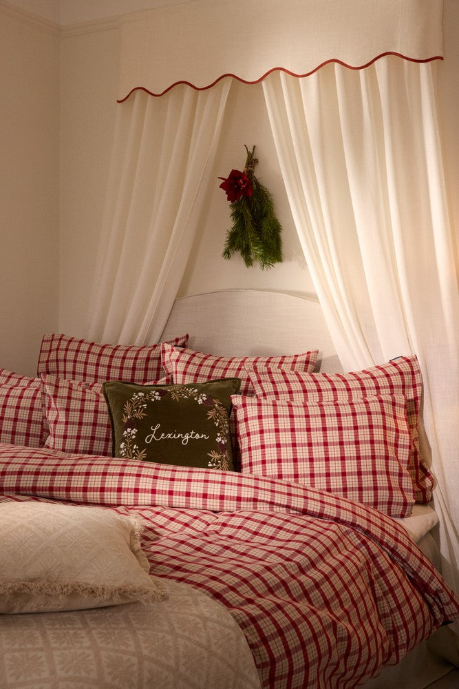VI 20147_574bd62b9a-lexington_christmas_bed_red_halv_staaende_016.jpg