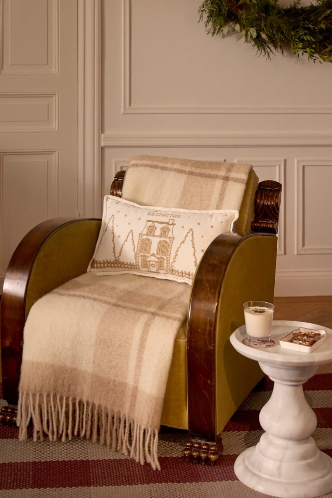 VI 20154_d44cb0a133-lexington_christmas_livingroom_sofa_plaed_022.jpg