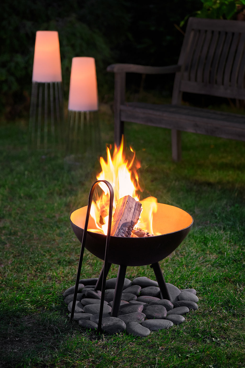 VI 203009_203012_FLAMES_Feuerschale_S_Feuerzange_mood.jpg