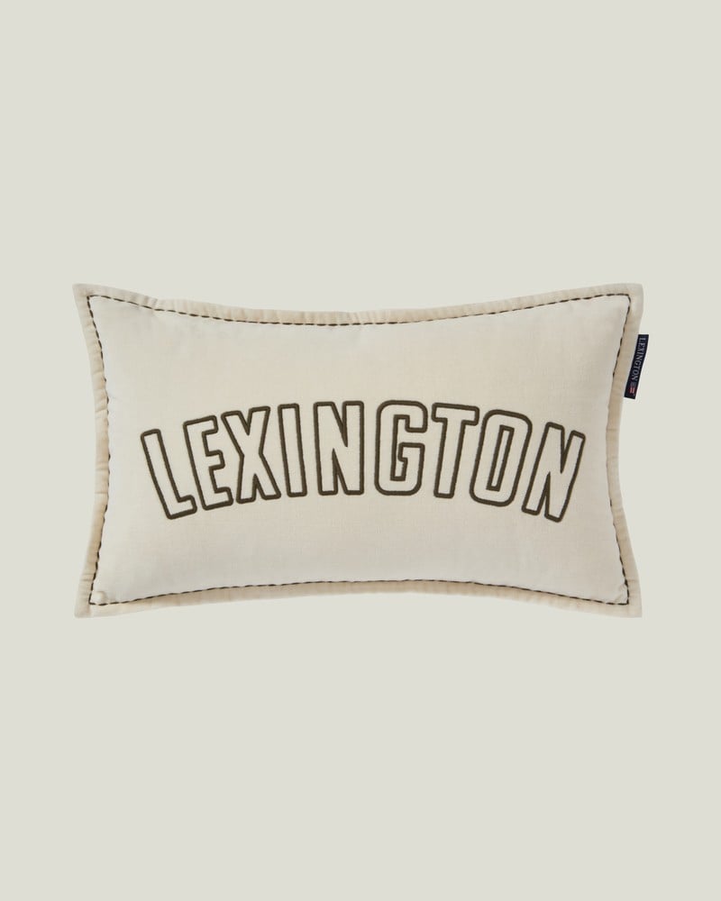 LEXINGTON Textlogo-kissen aus bio-baumwollsamt 50 x 30 cm, hellbeige/oliv