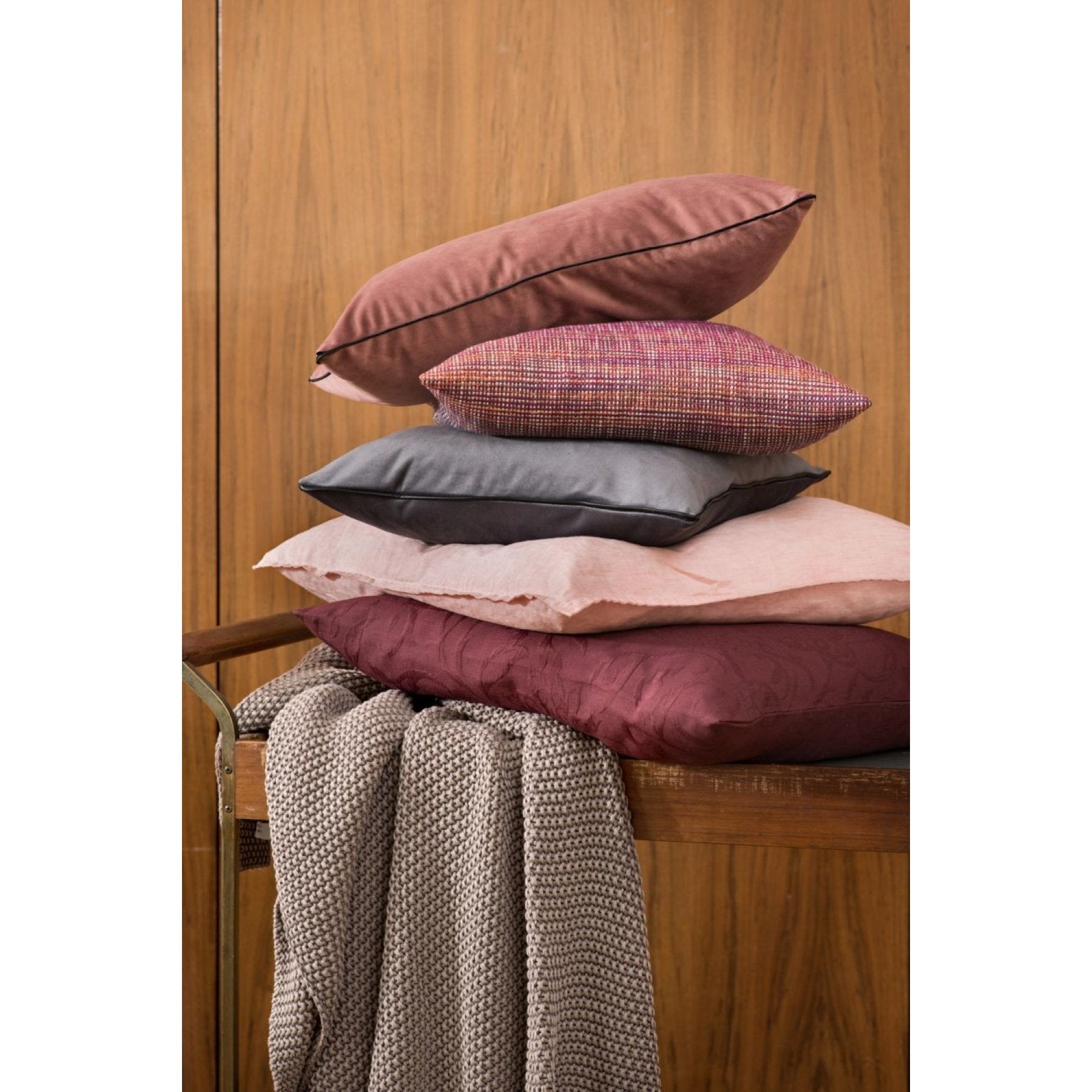 369015