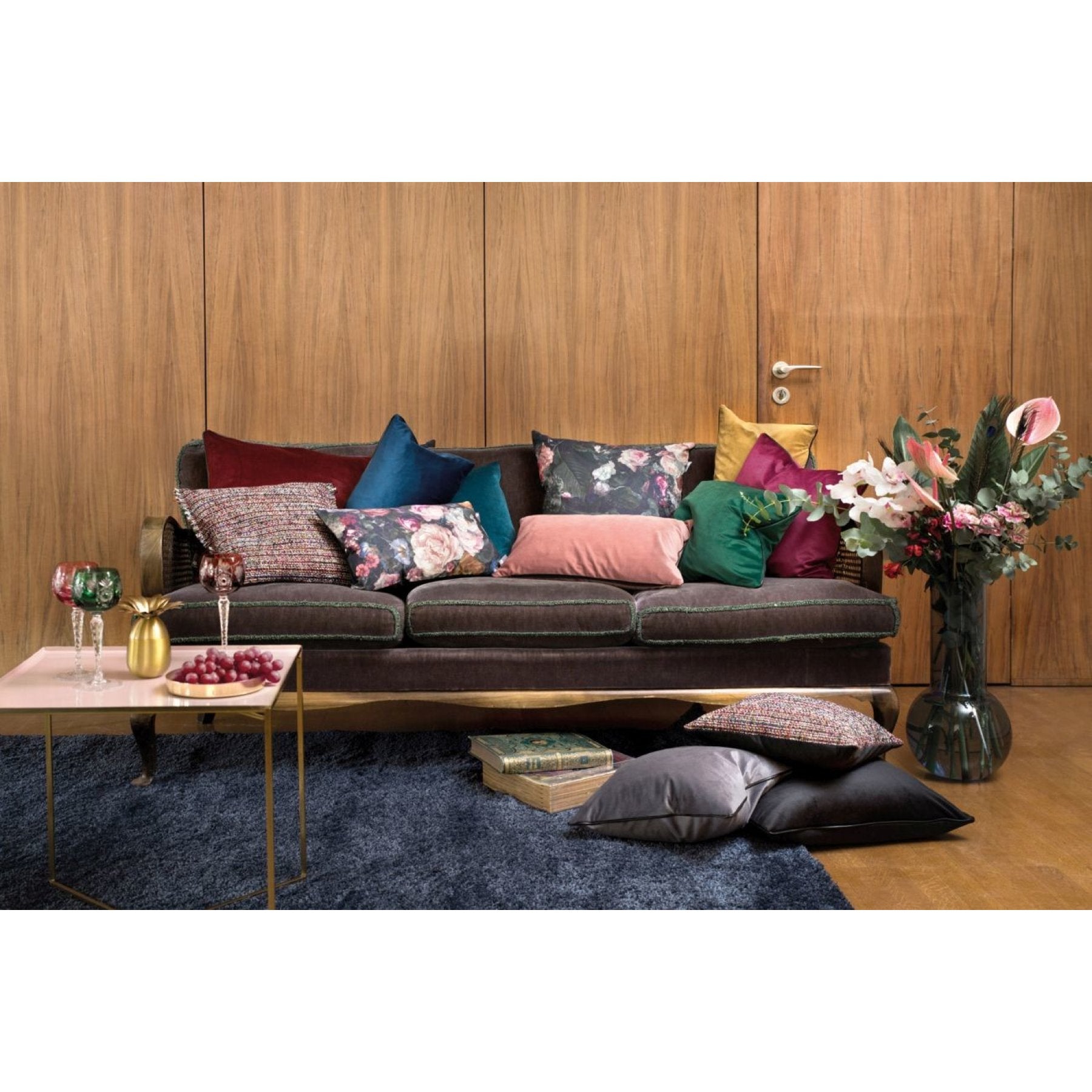 369019