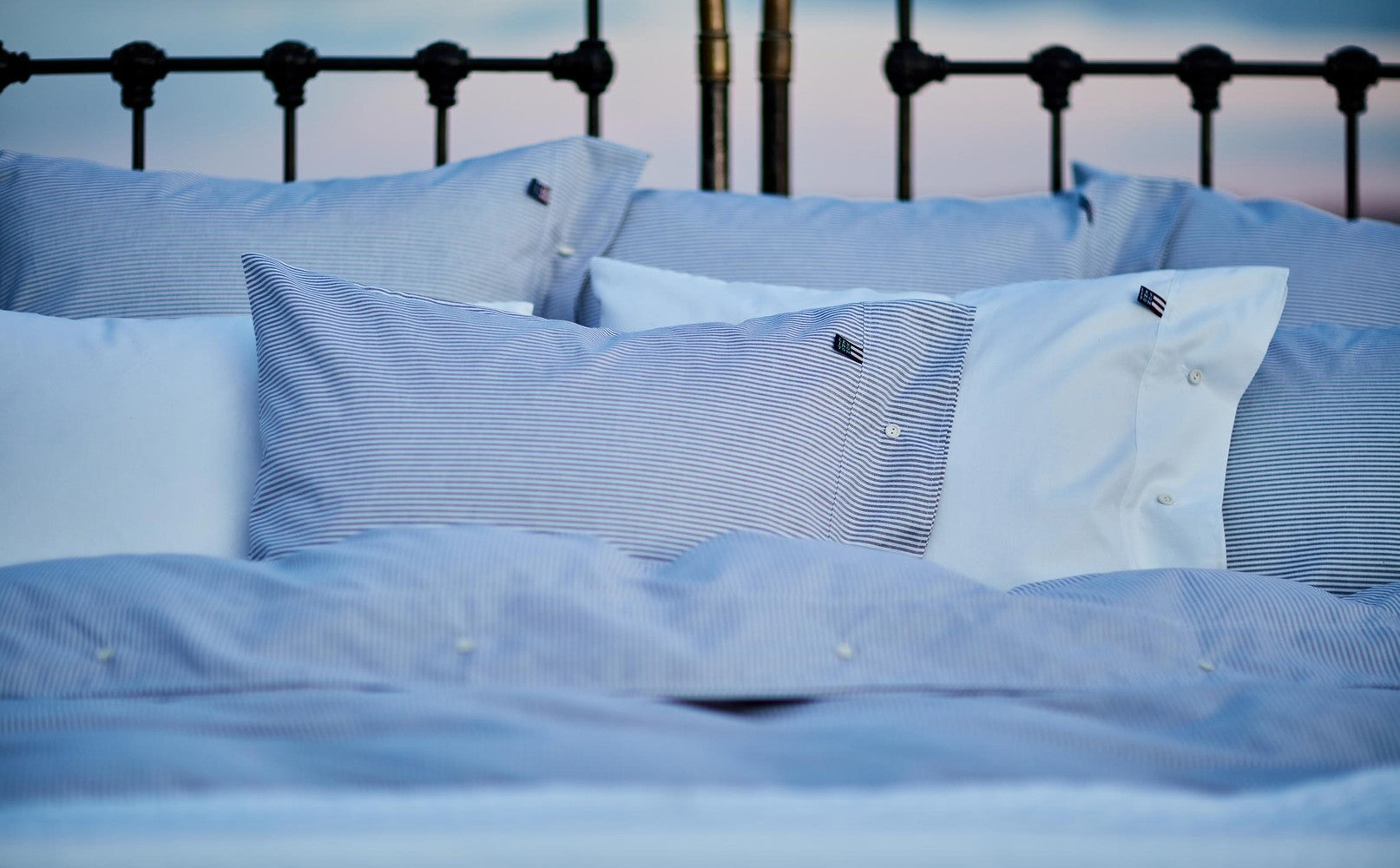 VI 4187_c1684d908d-icons-blue-white-bedding.jpg