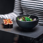 504690