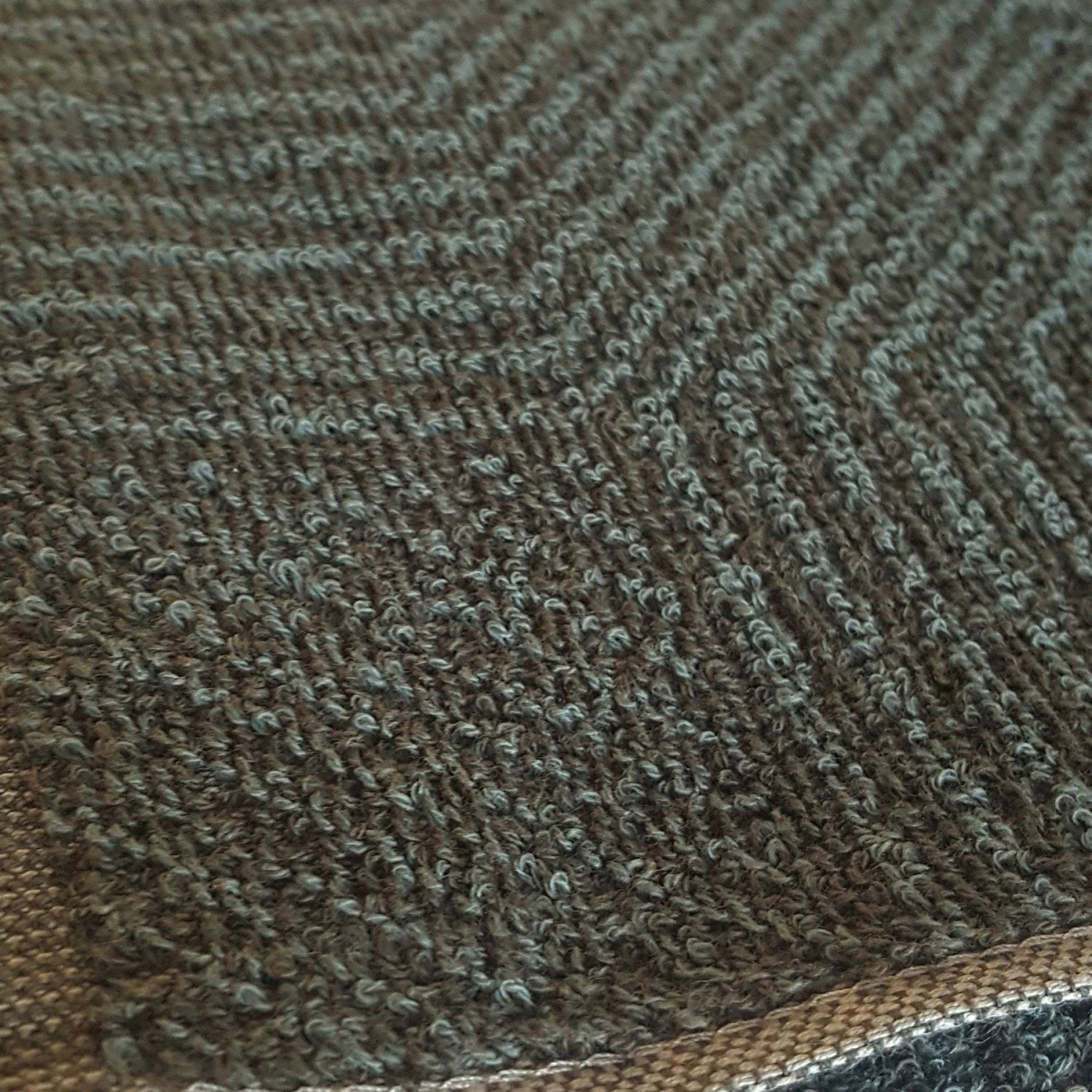 525437