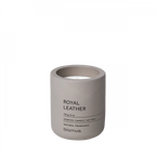 blomus FRAGA Duftkerze Royal Leather – Beton, Satellite