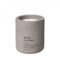 blomus FRAGA Duftkerze – Duft Royal Leather, Farbe Satellite