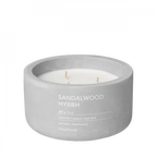 blomus FRAGA Duftkerze Sandalwood Myrrh – Beton, Micro Chip