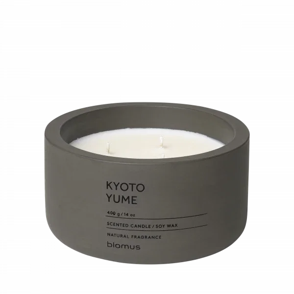 blomus FRAGA Duftkerze XL Kyoto Yume – Tarmac, Ø 13 cm