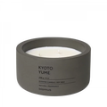 blomus FRAGA Duftkerze XL Kyoto Yume – Tarmac, Ø 13 cm