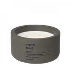 blomus FRAGA Duftkerze XL Kyoto Yume – Tarmac, Ø 13 cm