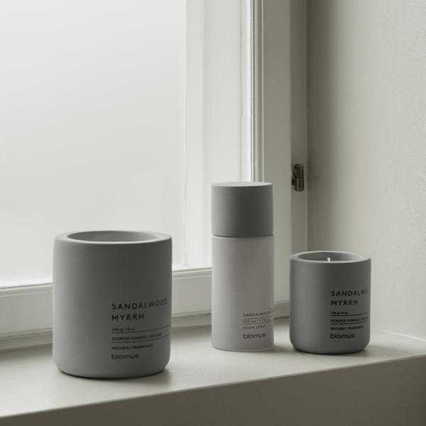 blomus FRAGA Duftkerze – Sandalwood Myrrh im Betonbehälter