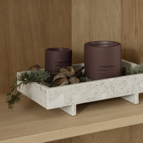 blomus FRAGA Duftkerze Cinnamon & Apple – Beton