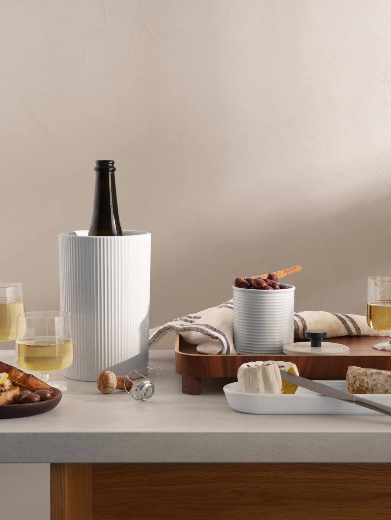 VI KitchenArt-white-Weinkuehler-Tablett-walnut_fca3ca72-0ff8-469a-b327-1a8f1d395cc7.jpg