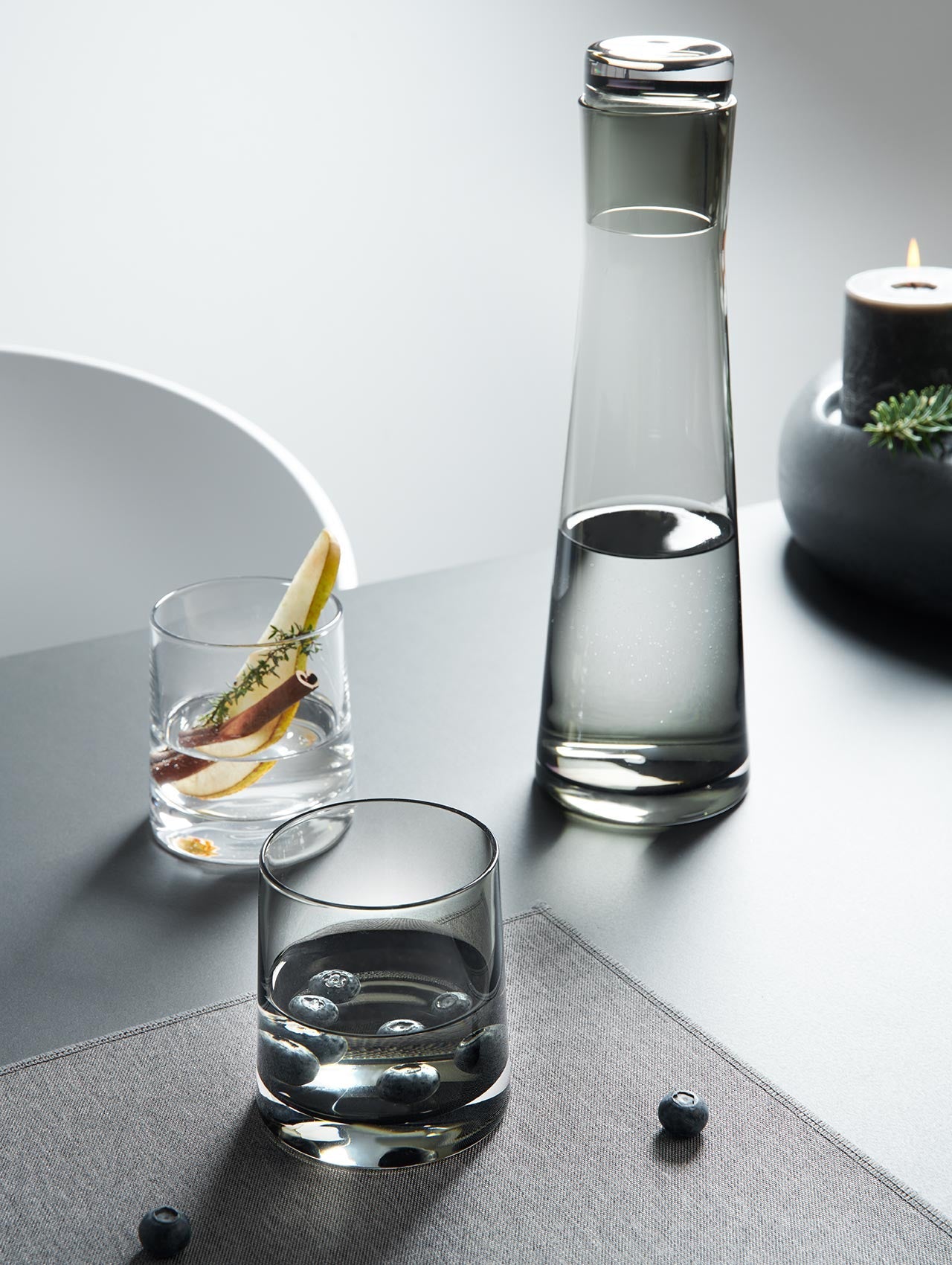 VI Lina-Karaffe-Glas-grau.jpg